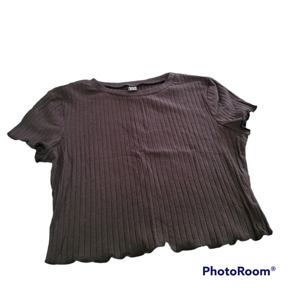 Medium Black Ruffled Crop - Picture 2 of 3